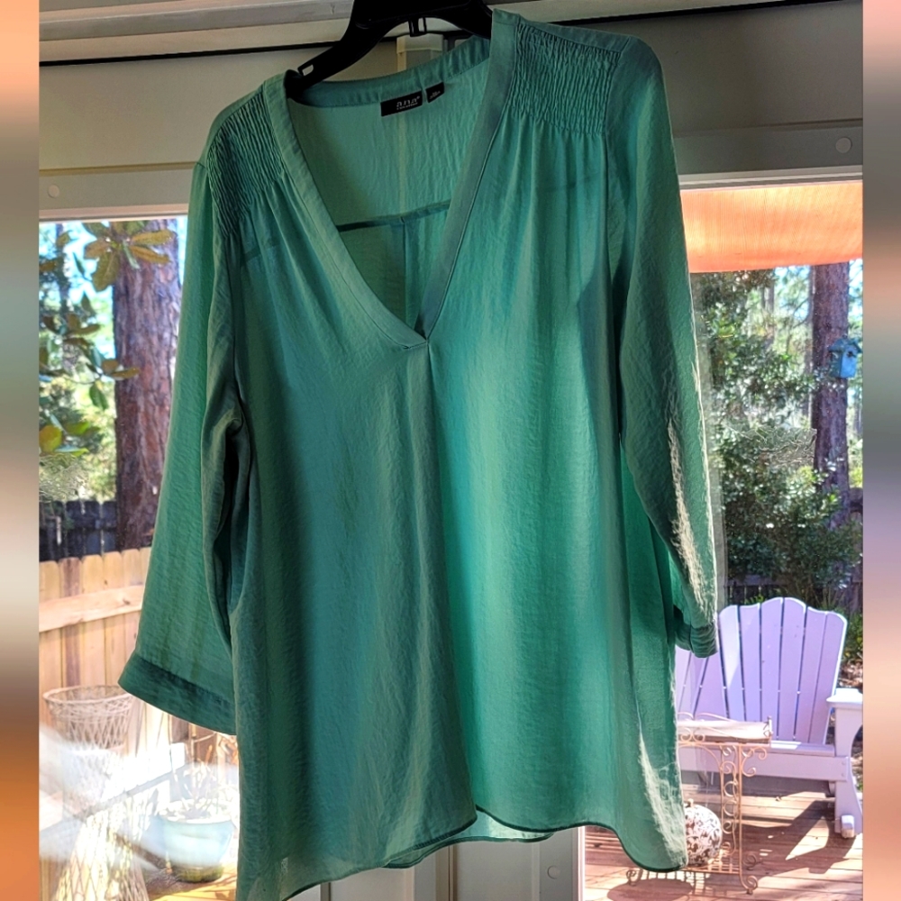 ♻️ 5/$50 Turquoise/ Aqua Woven Shirt